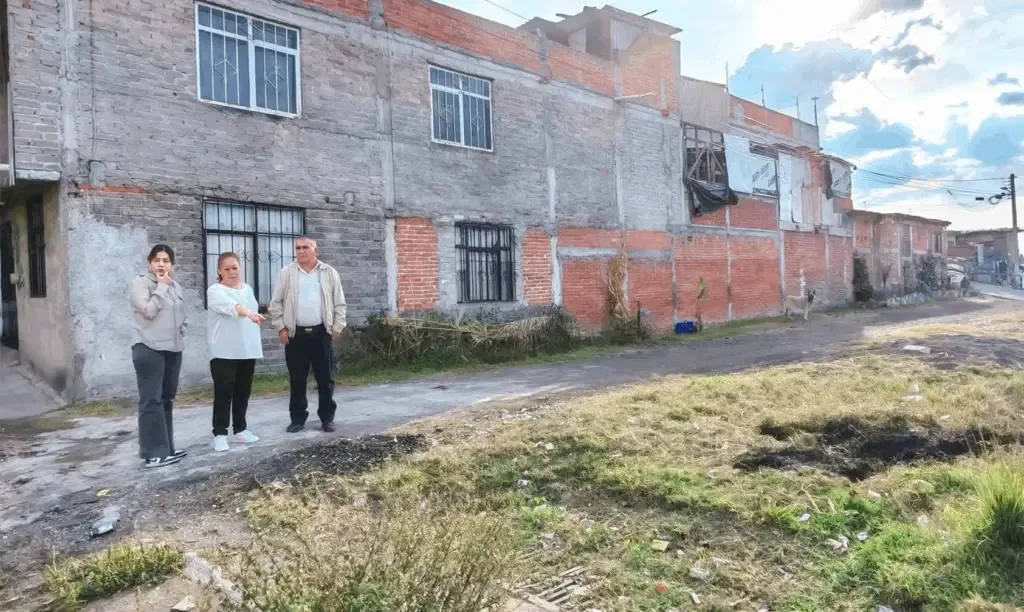 Brissa Arroyo interactuando con ciudadanos de Morelia en su recorrido por colonias.