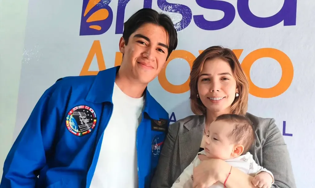 Brissa Arroyo recibiendo a Daniel Hiram Serrato reconocido por la NASA.