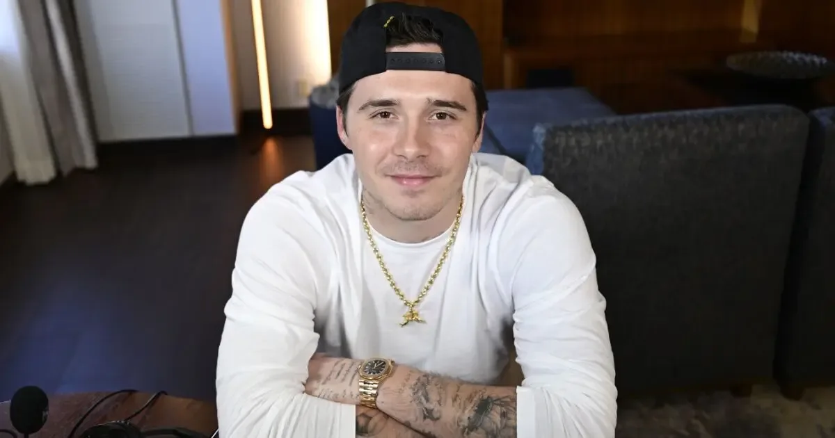 Brooklyn Beckham fotografiando para Burberry, en el centro de la controversia.