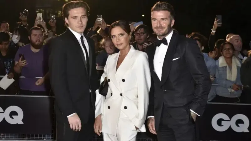 Brooklyn Peltz Beckham enfrenta tensiones familiares con David y Victoria Beckham.