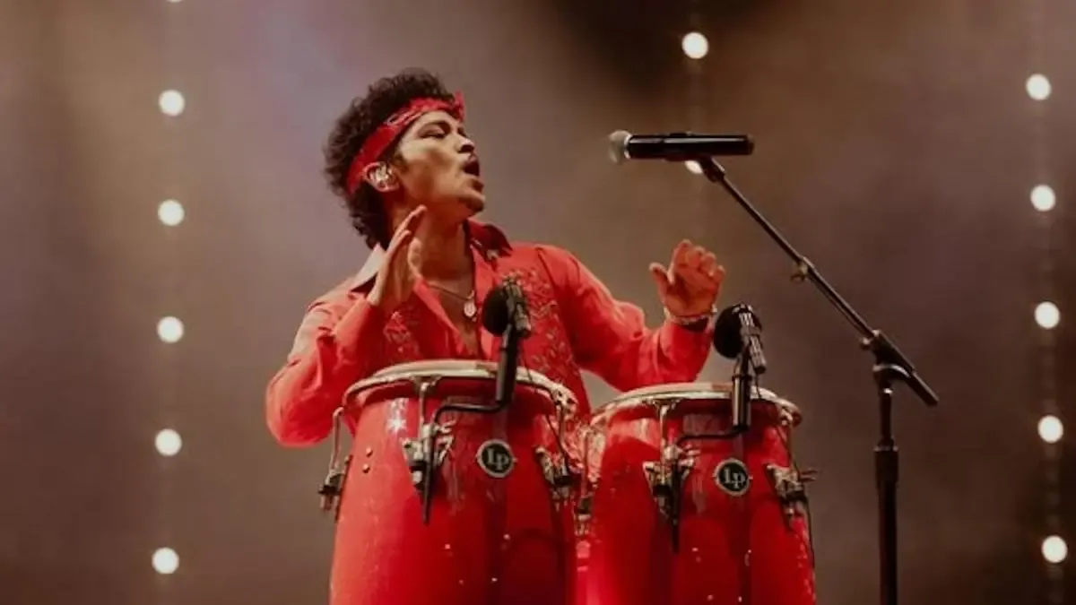 El concierto en el Metropolitano combinó música retro con una atmósfera vibrante.