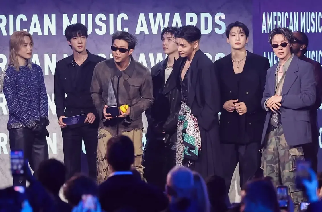 El grupo K-pop se destaca en la gala ganando Artista del Año y Canción del Verano.