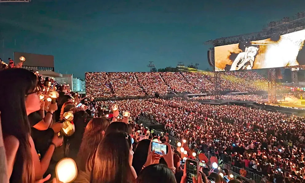 La boy band surcoreana llenó el Estadio GNP con su música y energía.