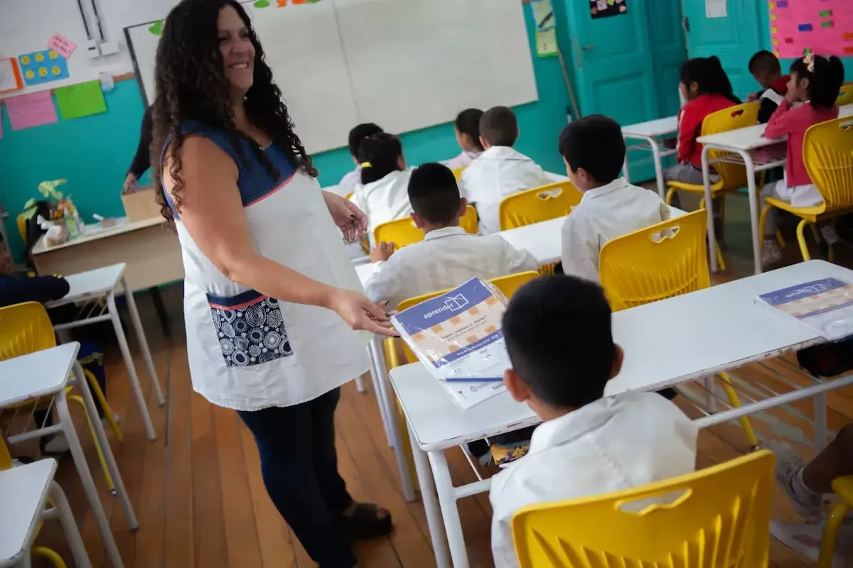 La incorporación de IA genera debate sobre su impacto en la educación y qué habilidades priorizar en los estudiantes.