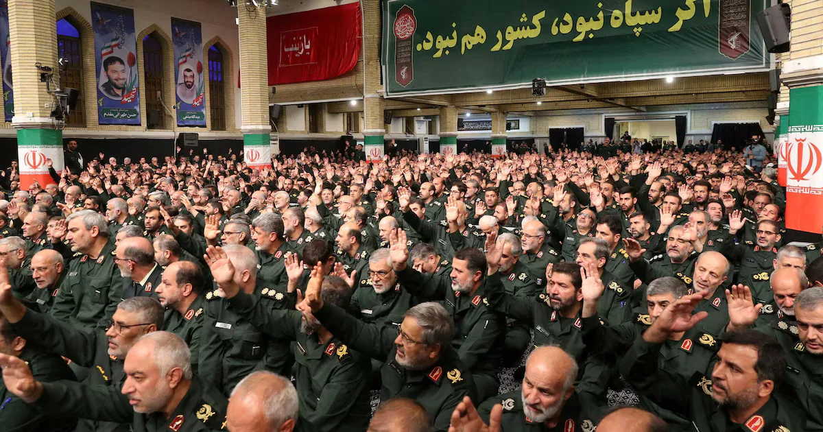 Buques de guerra de EE. UU. se despliegan en el Medio Oriente, generando reacciones en Irán.