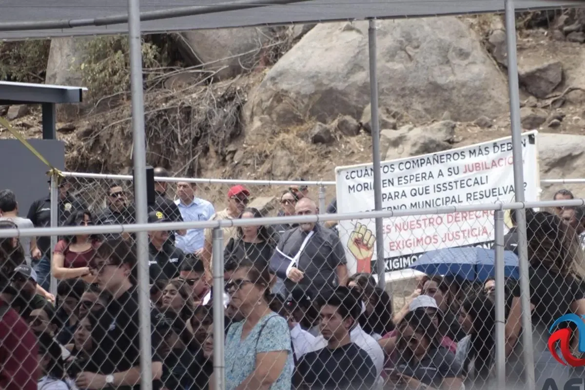 Protesta de empleados contra el gobierno de Tecate genera tensión y posibles retrasos en jubilaciones.