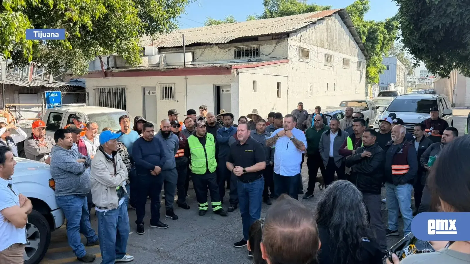 "Burócratas en Tijuana durante la protesta por condiciones laborales."