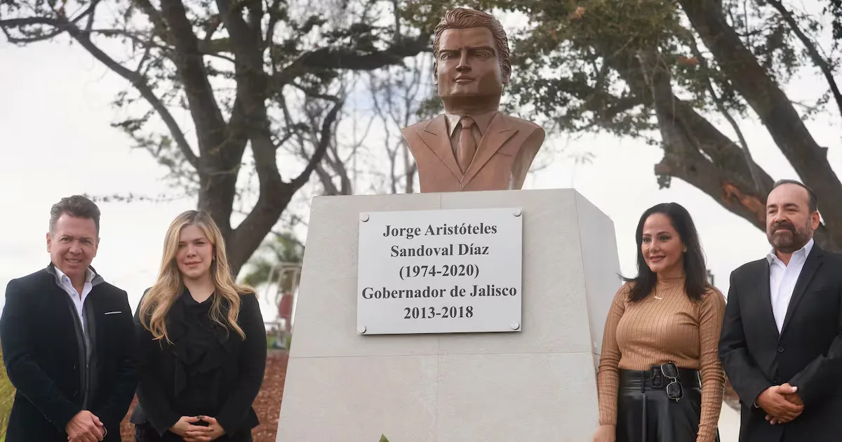 "Busto dedicado a Aristóteles Sandoval develado en Tonalá, Jalisco."
