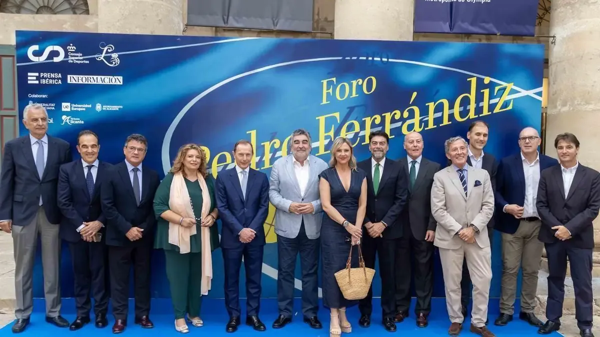 Un emotivo homenaje en Alicante destaca la trayectoria del entrenador y su impacto en el deporte español.