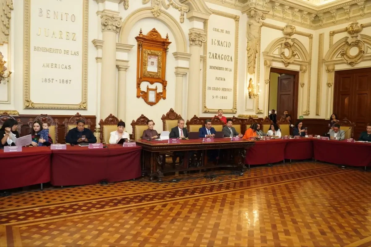 Se implementan medidas para jubilar trabajadores y reconocer a policías en la capital.