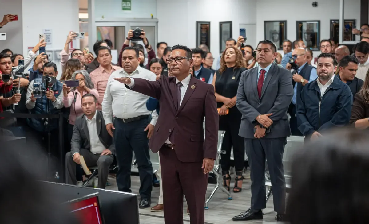Su nombramiento se realizó en sesión extraordinaria en el Palacio Municipal, donde recibió el respaldo del alcalde.