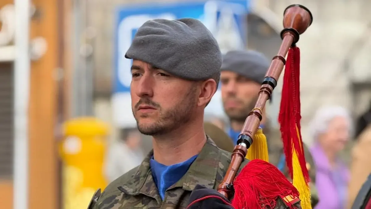 La Banda de Guerra de la Brilat, liderada por Pérez, es un referente en celebraciones gallegas.