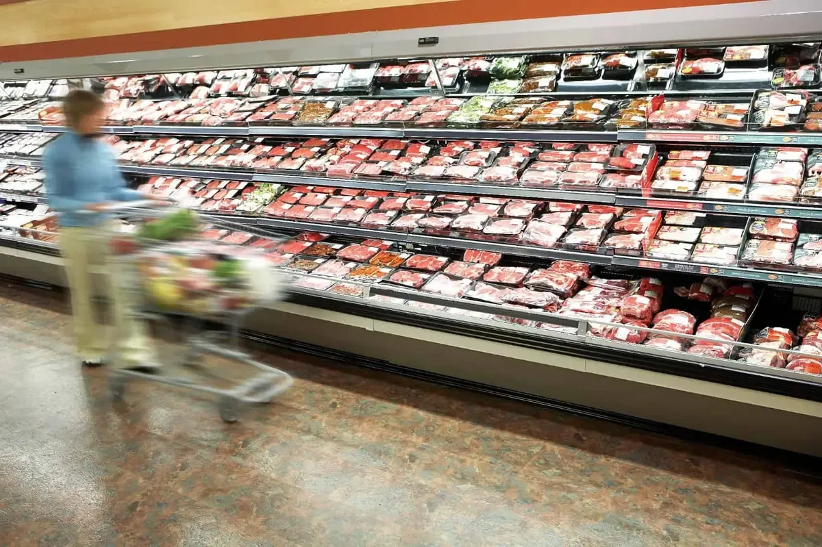 La sobre oferta de carne extranjera provoca pérdidas significativas en el sector ganadero nacional.