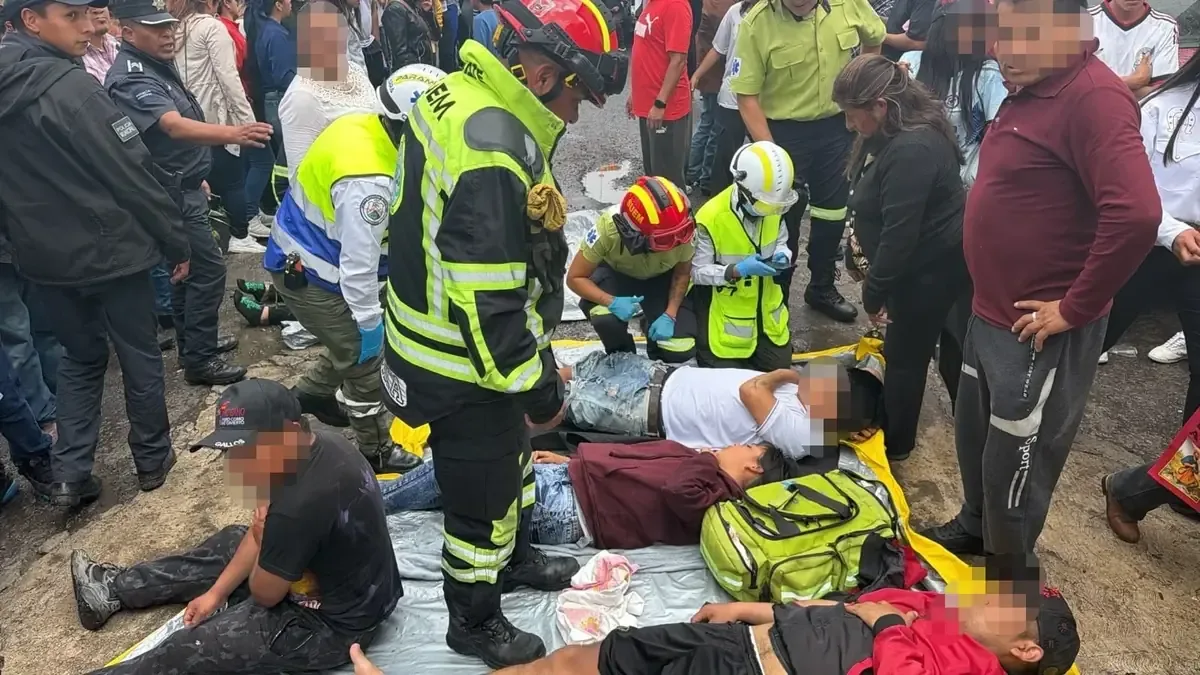Tres personas requieren hospitalización tras incidente en Santiago Tlacotepec, mientras los servicios de emergencia atendieron a siete afectados.