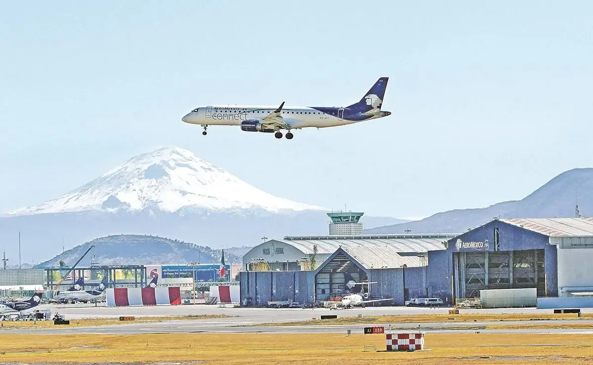 Factores económicos y políticas migratorias impactan la conectividad aérea en el segundo mercado más grande del mundo.