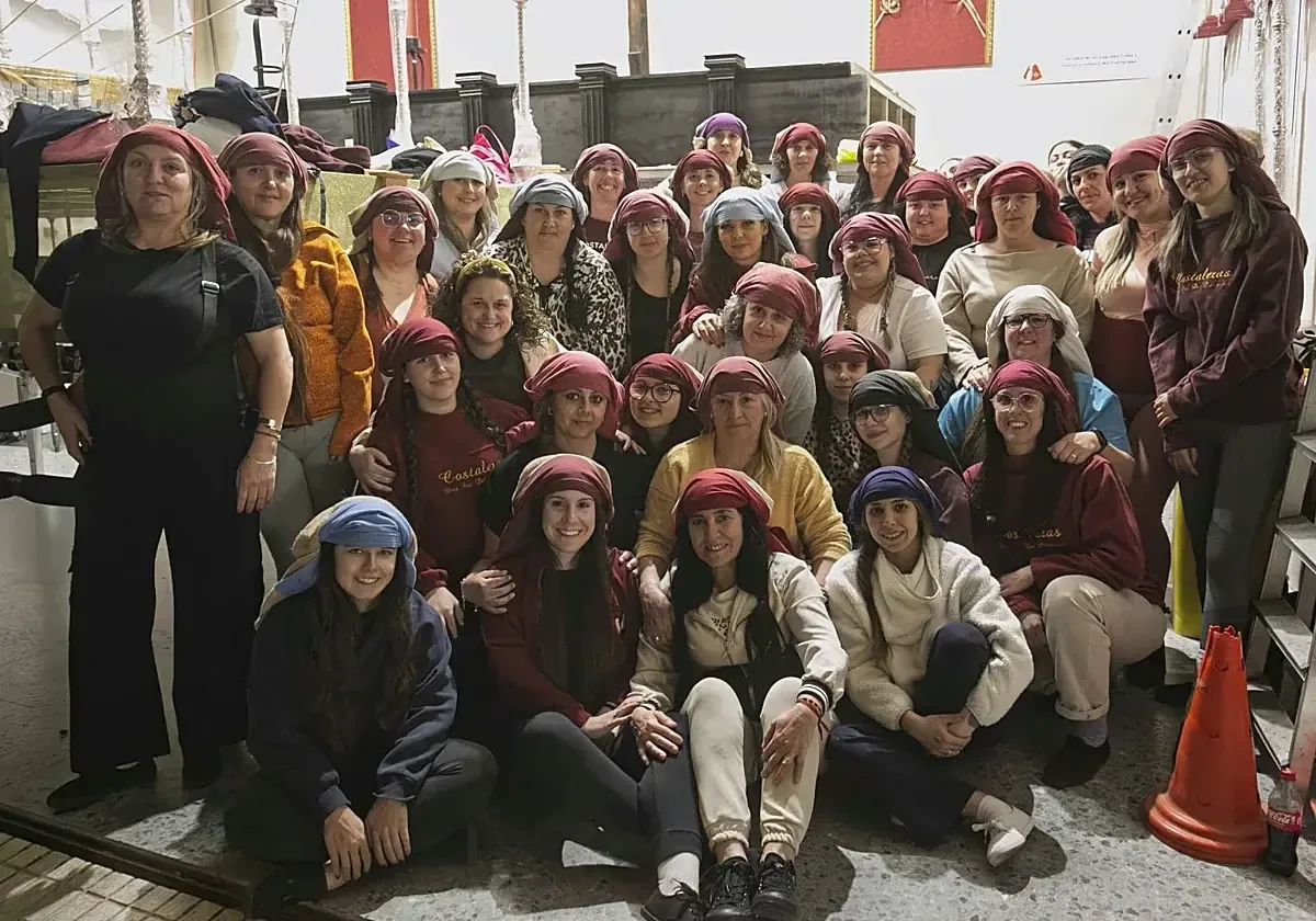 Cada vez más mujeres se integran a las cuadrillas costaleras en la Semana Santa de Mérida, marcando un cambio en la tradición.