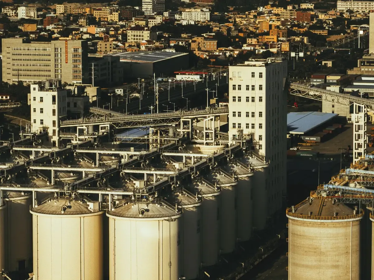 La caída en la construcción refleja una desaceleración económica que afecta las necesidades de espacios industriales.