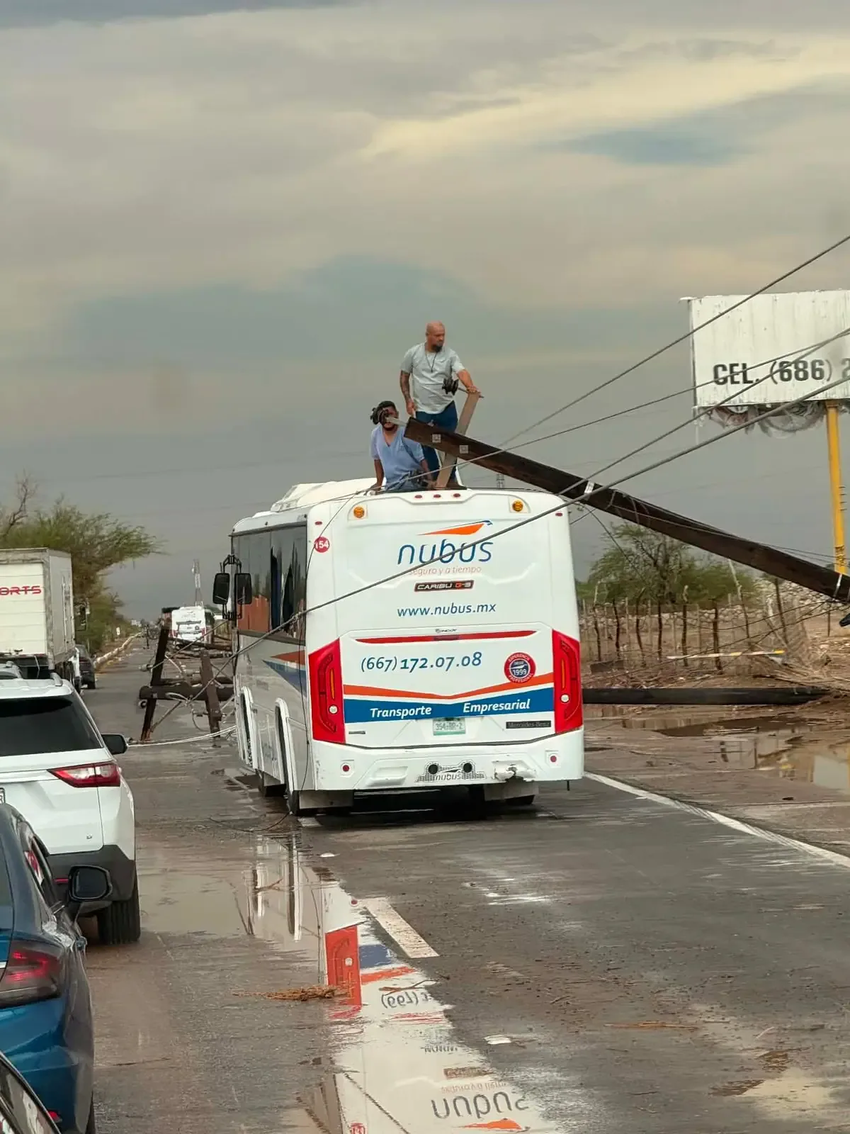 Los vientos y lloviznas en Mexicali dejaron sin luz a varias colonias.