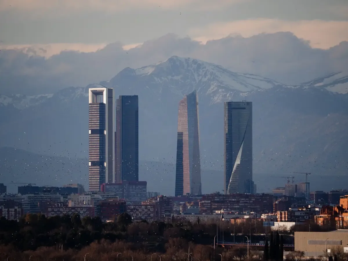 La gobernadora Rocío Nahle García supervisa daños en infraestructura eléctrica tras el impacto de condiciones meteorológicas.