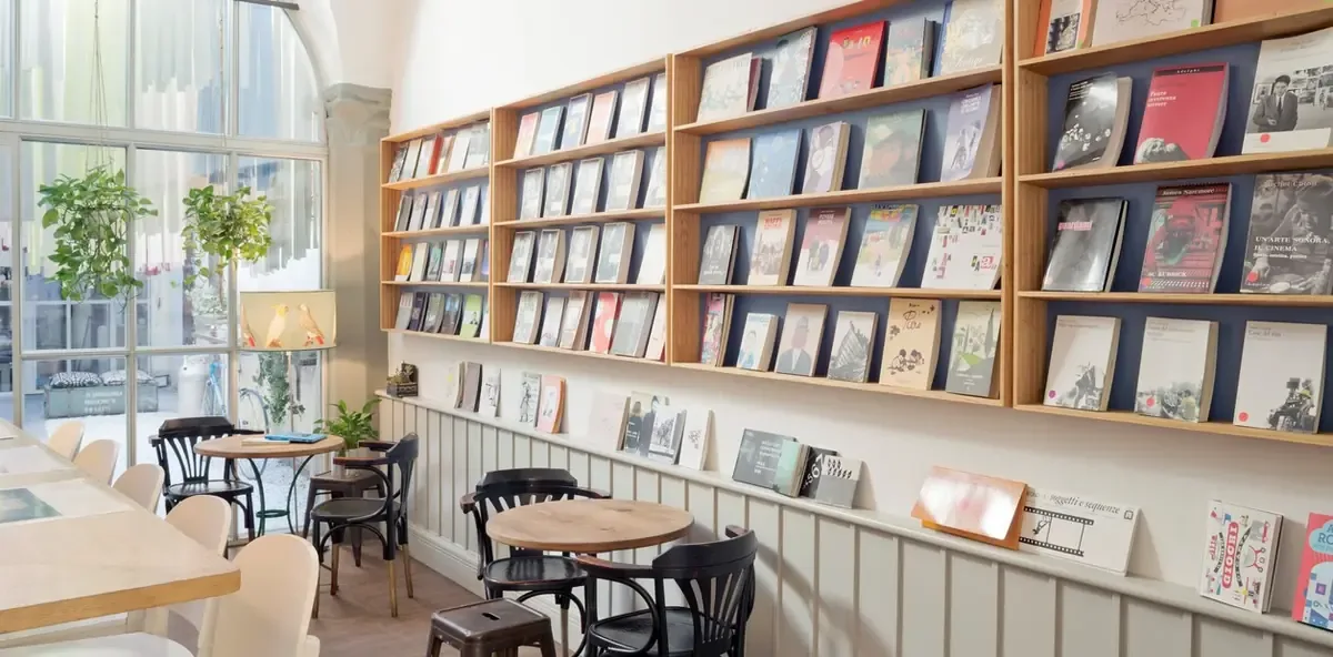 Descubre cómo los cafés porteños y pequeñas galerías enriquecen la cultura artística de la ciudad.