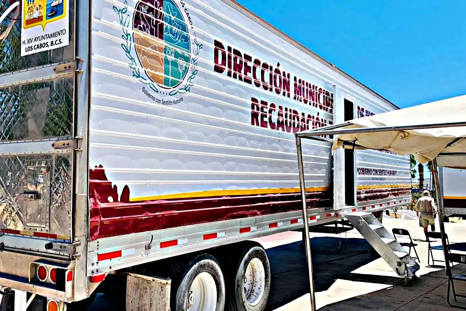 Cajas recaudadoras en la Plaza Tres Vírgenes de Los Cabos.