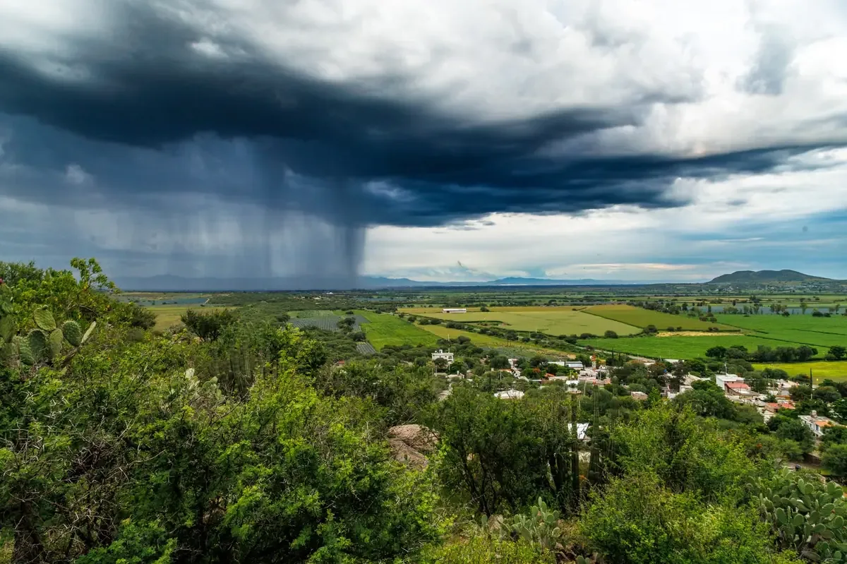 Las lluvias continuarán en Sonora, con actividad convectiva y posibles tormentas fuertes en varias regiones.