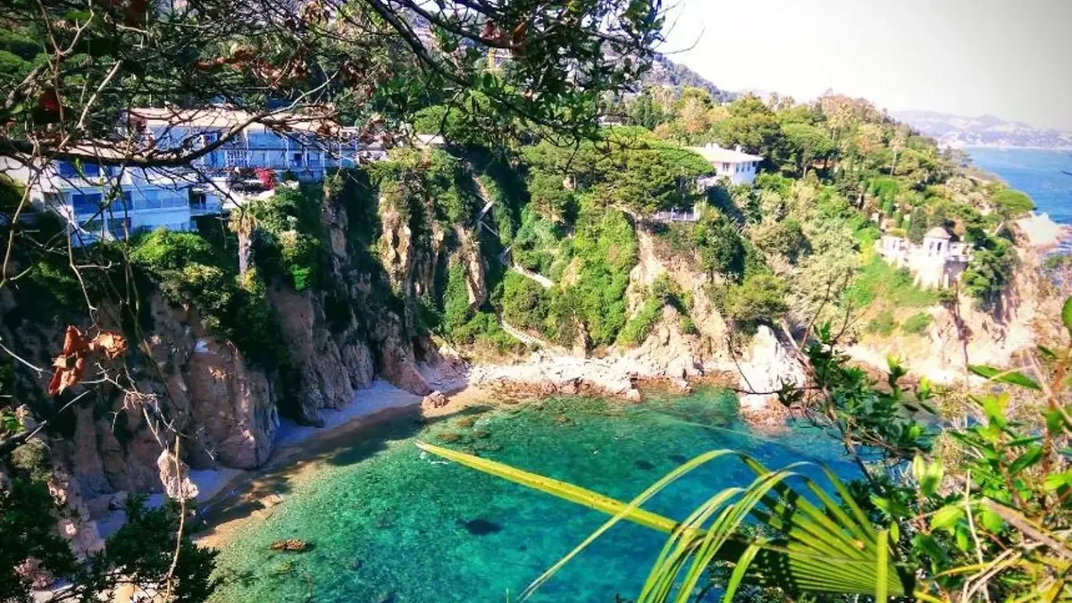 Esta cala solitaria ofrece aguas turquesas y un entorno natural impresionante, ideal para quienes buscan escapar del turismo masivo.