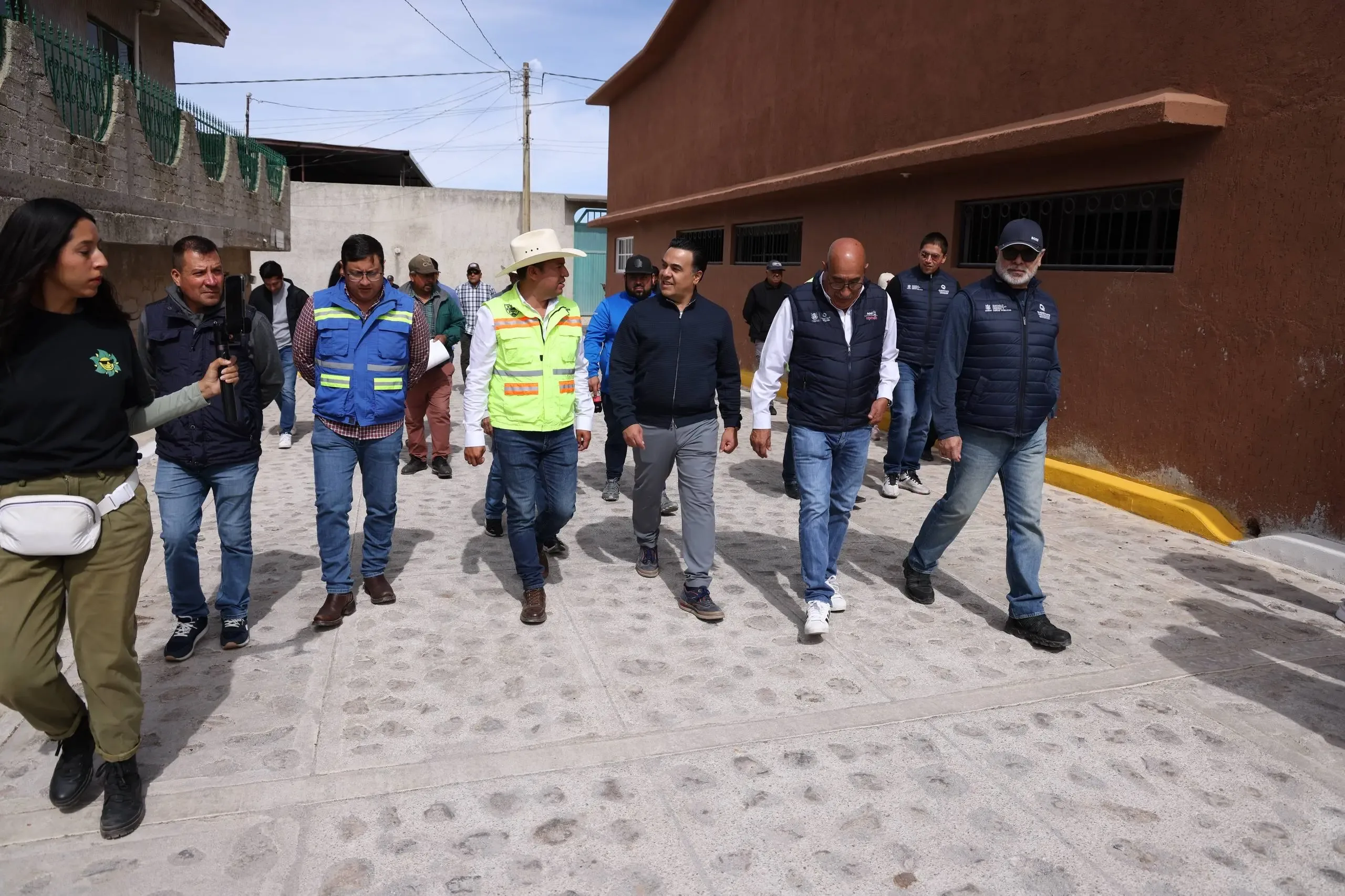 Calle rehabilitada en Guadalupe I, Huimilpan, con nuevo pavimento y señalización.