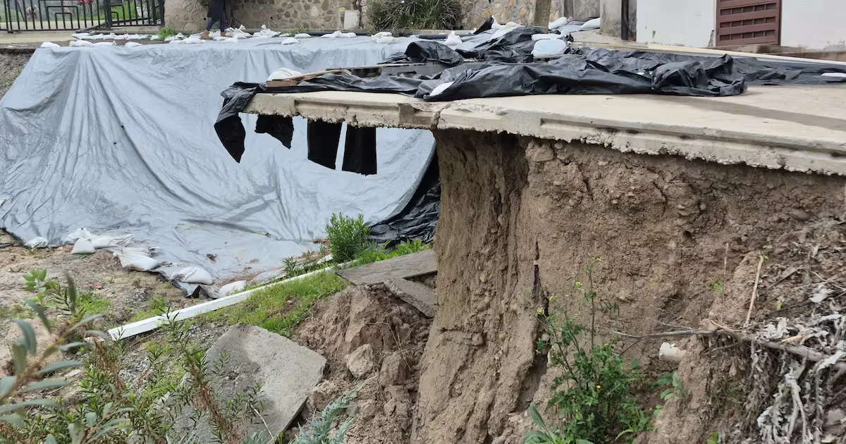 "Calle Tarahumara en Tijuana presenta severos hundimientos tras colapso de edificios."