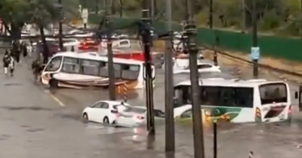 Calles inundadas en Santiago debido a las intensas lluvias del sábado.
