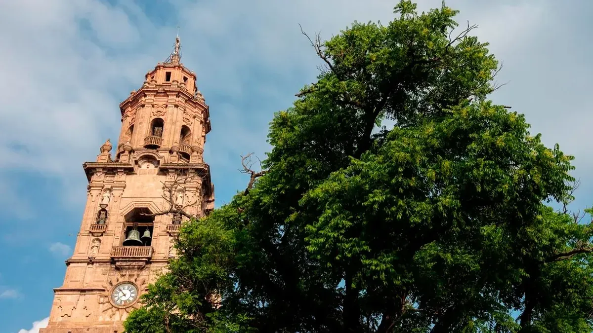 Las altas temperaturas y la estructura climática favorecen actividades al aire libre en la capital de Michoacán.