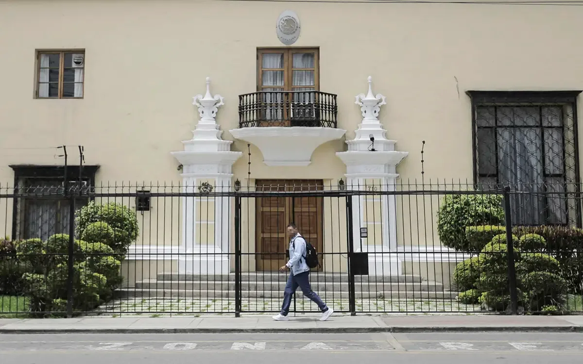 Cambio de bandera en la embajada de México en Perú, ahora bajo Brasil.
