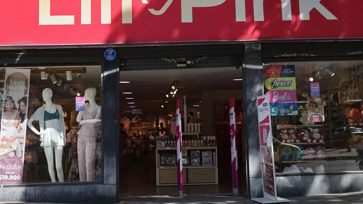 La firma de moda mantiene sus operaciones mientras se reestructura su equipo jurídico.