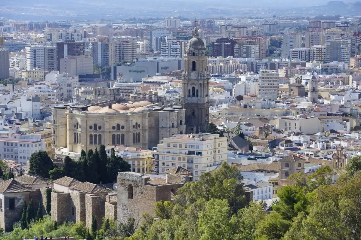 La AEMET advierte variaciones meteorológicas y posibles tormentas en Granada.