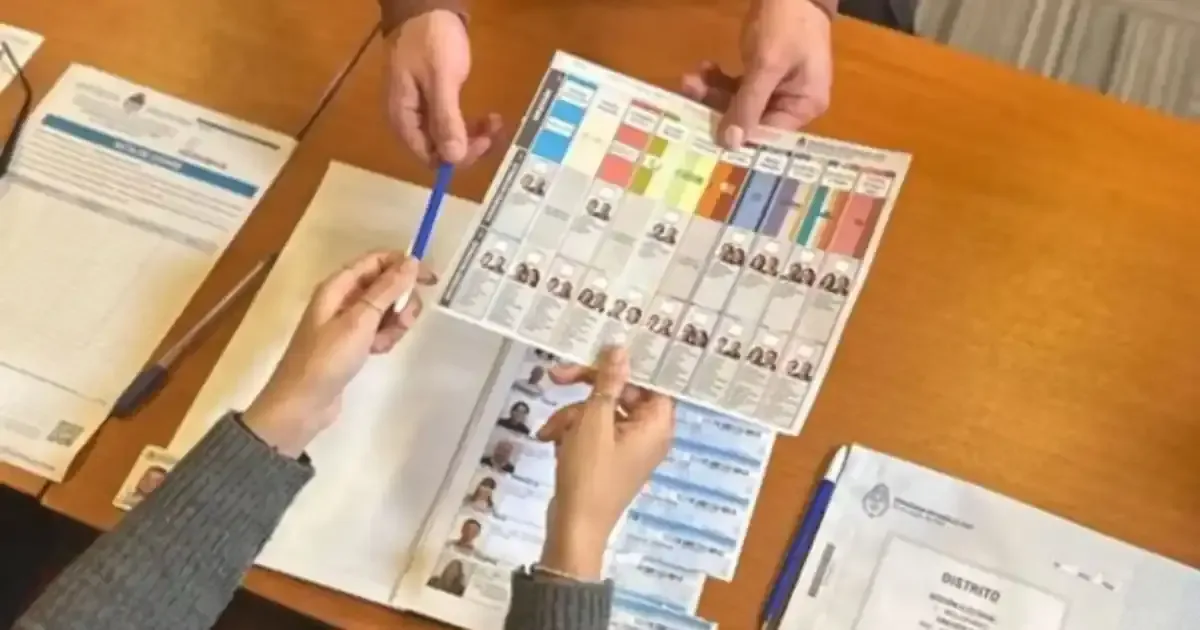 La implementación de la Boleta Única de Papel y el uso de IA se discuten en el contexto electoral provincial.