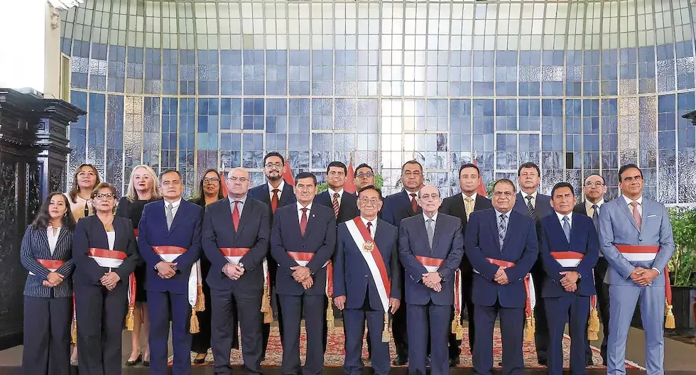 Cambios en el gabinete marcan un nuevo rumbo en la política peruana justo antes de las elecciones generales.