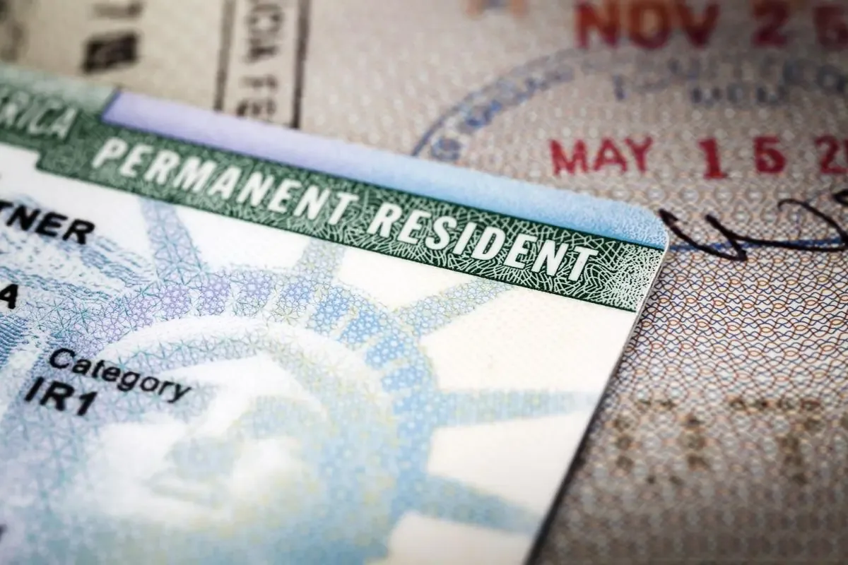 Nuevas directrices de USCIS obligan a migrantes a salir de EE. UU. para obtener residencia permanente.