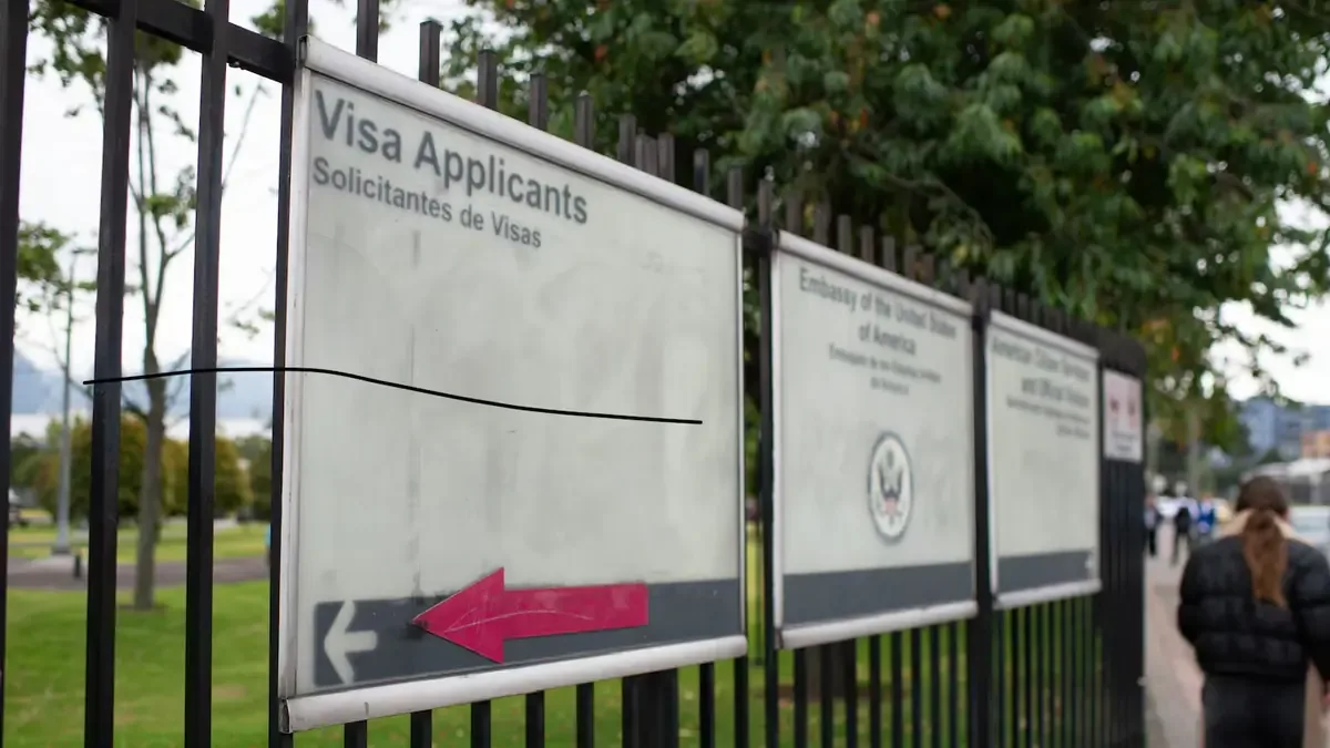 Nuevas políticas de EE.UU. complican la migración y el turismo para colombianos.