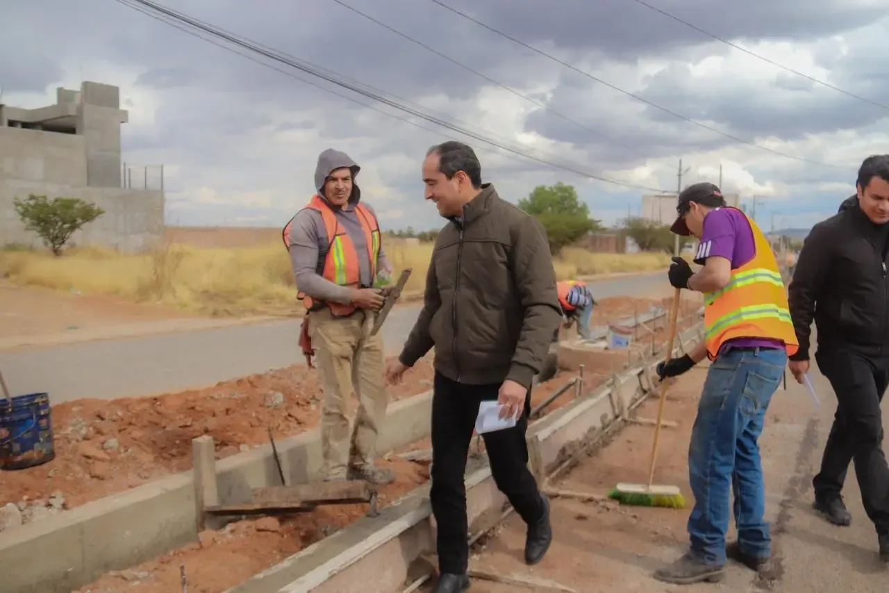 Camellón en construcción para mejorar la seguridad vial en Guadalupe.