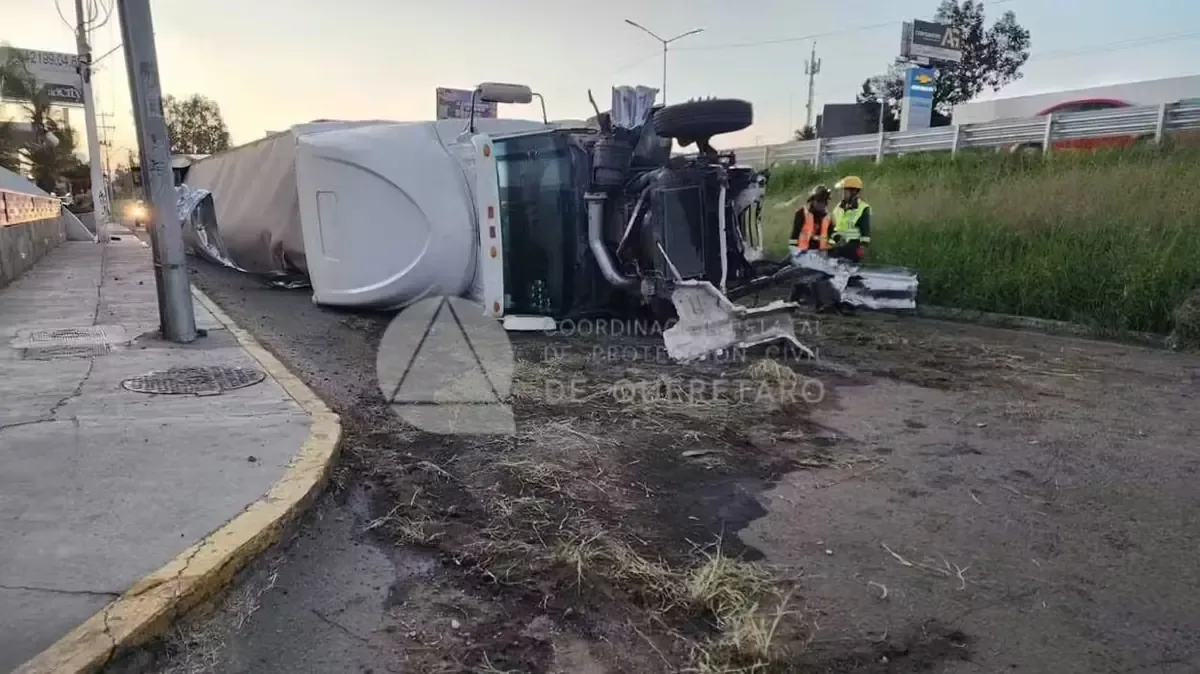 El accidente en la carretera federal 57 no dejó lesionados, pero afectó la circulación en la zona.