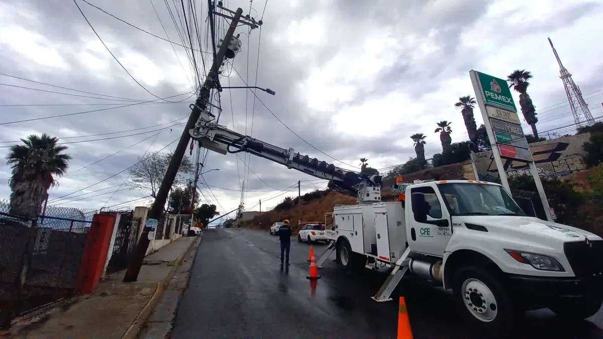 El incidente dejó sin electricidad a varios usuarios y generó la fuga del conductor del camión.