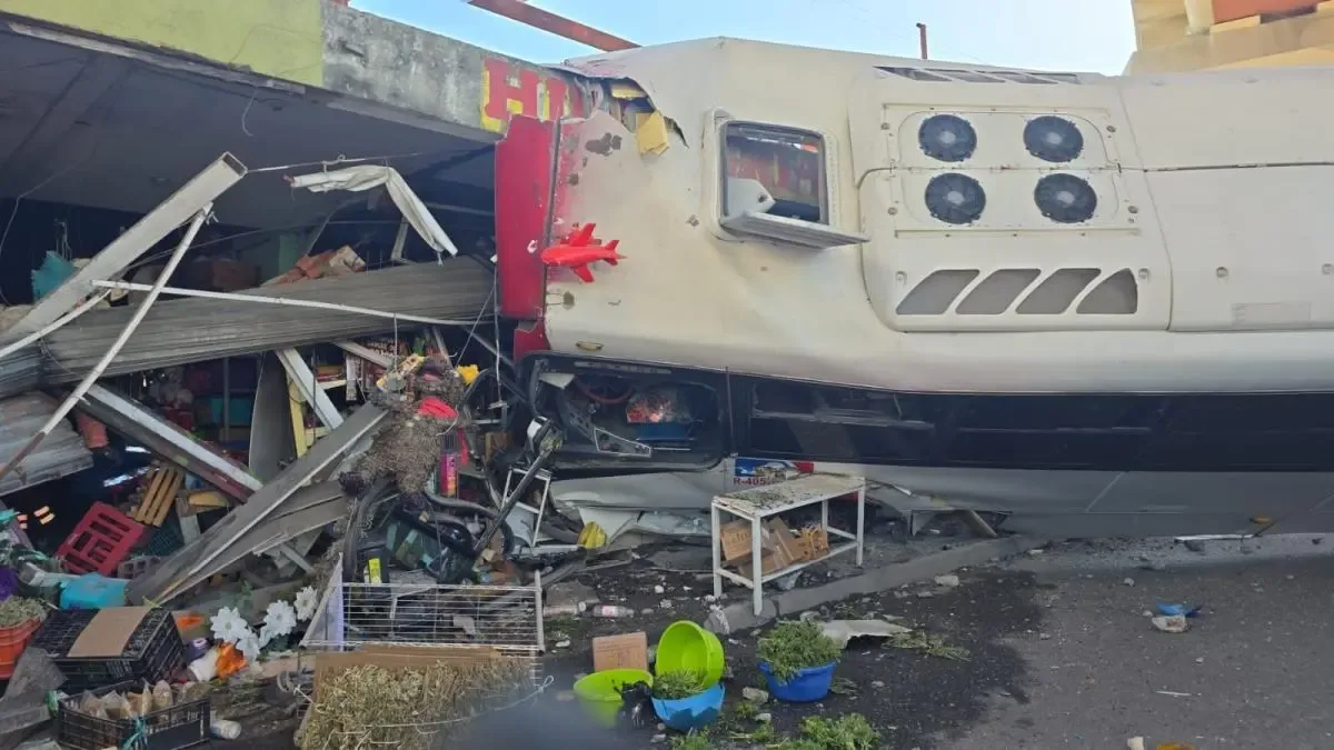 Camión de la Ruta 405 colisiona con un mercado en Monterrey, causando heridas.