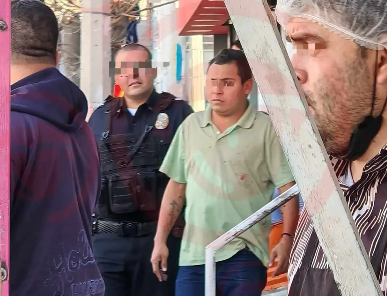Camión de maquiladora estrellado contra negocio en Chihuahua tras agresión.