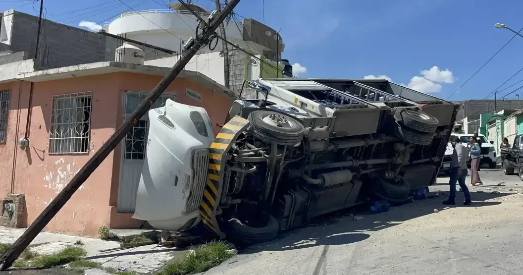 Un camión de reparto pierde el control y se desploma sobre un auto y un hogar en la colonia La Madrid.