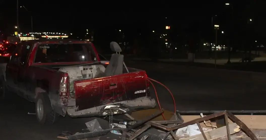 Un accidente de tránsito en Saltillo cierra un puente y provoca lesiones a un conductor.