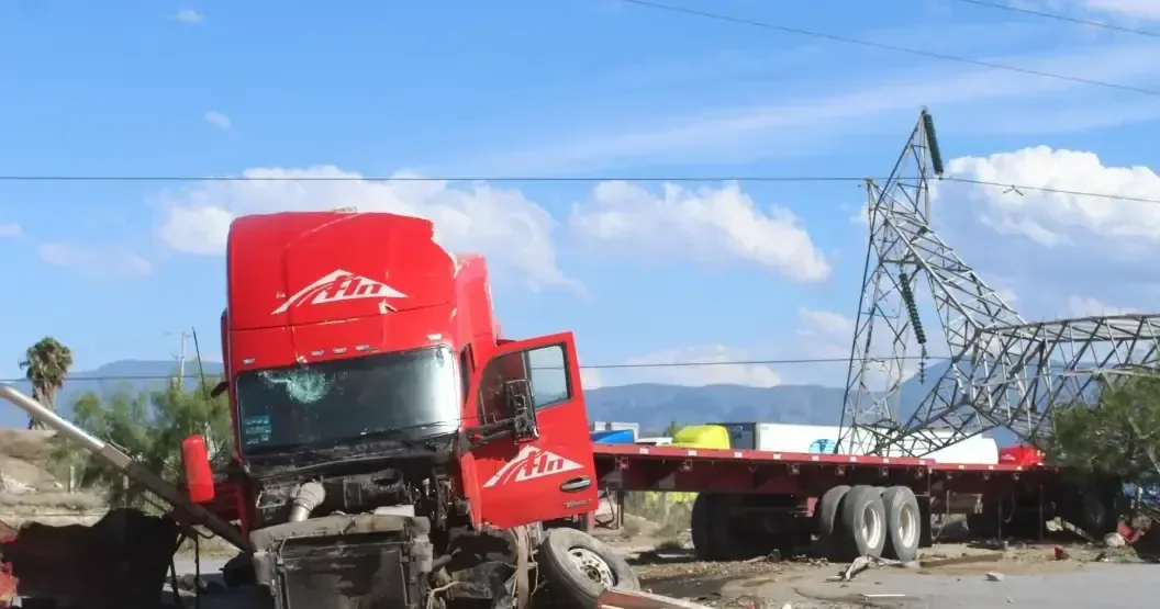 Un tráiler chocó contra una torre de alta tensión, provocando el cierre del libramiento Norponiente.