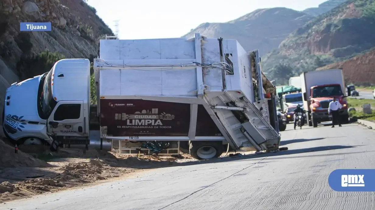 Camión recolector del Ayuntamiento de Tijuana involucrado en volcadura.
