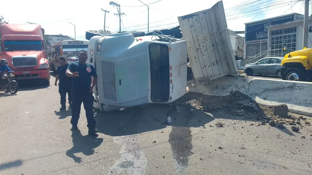 Un resultado de falla mecánica provoca el volcamiento de un camión de escombros en la vía federal.