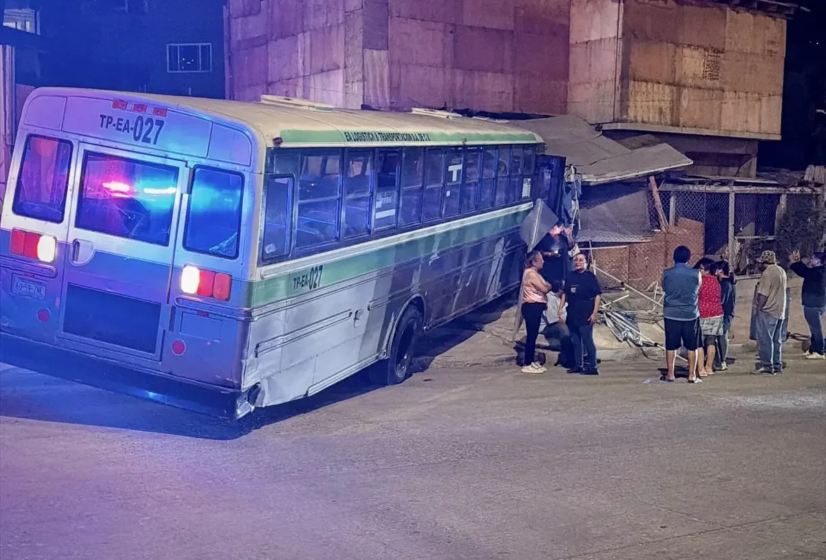 Un camión de transporte se deslizó por una pendiente y colisionó con una vivienda, generando daños materiales.