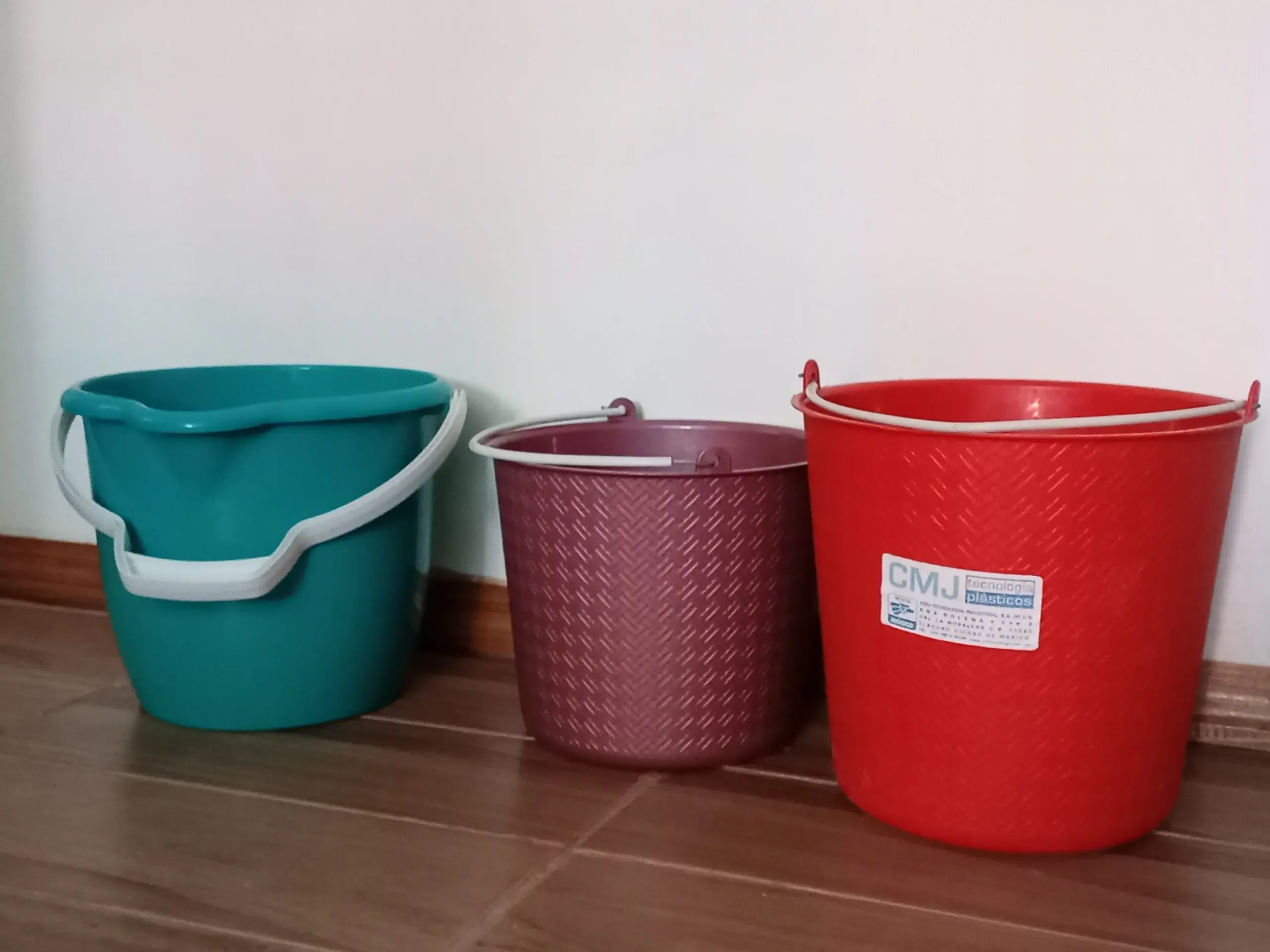 Camiones de agua en una colonia de Tijuana tras fallas en el suministro